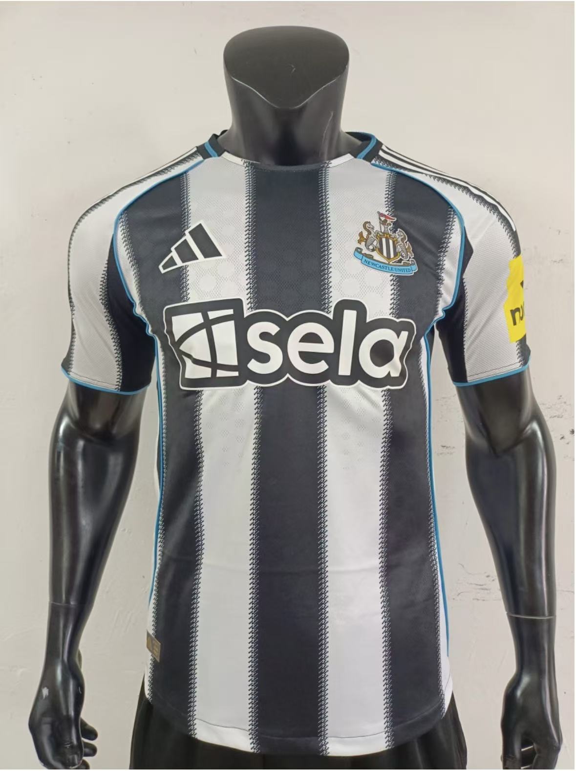 Newcastle United 2025/26 Home Jersey – Fan Version & Player Version Soccer Shirt